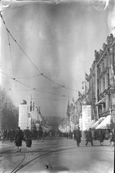 gate pyntet til kronprinsbryllup, issøyler, flagg, mennesker