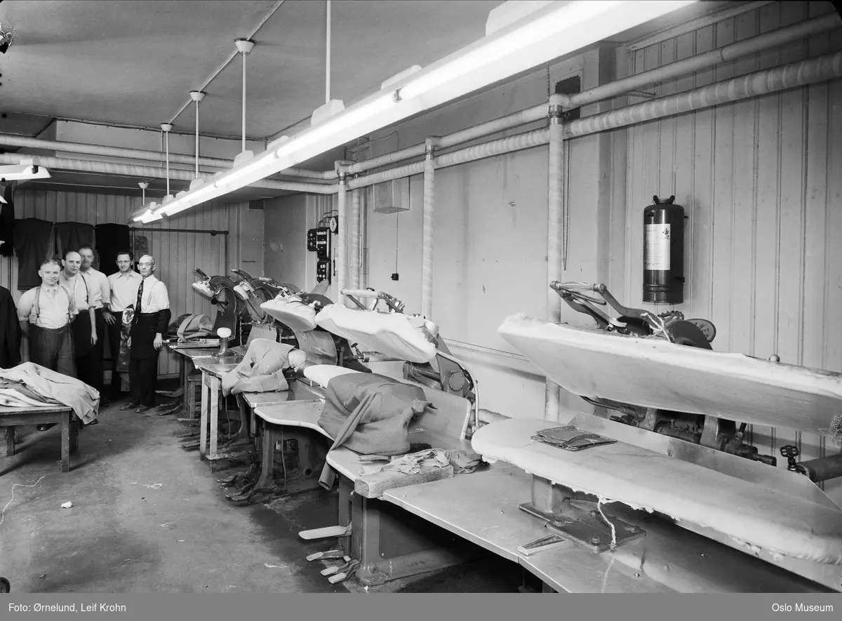 Storgatens konfeksjonsfabrikk (Storkofa), interiør, produksjonslokale, presseri, menn