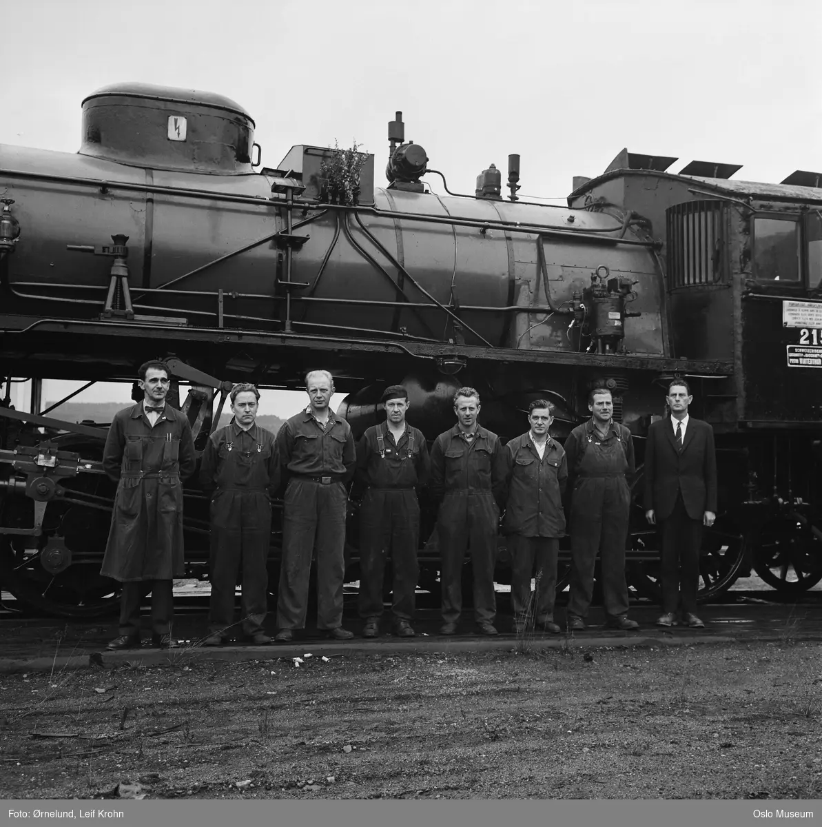 Grorud jernbaneverksted, menn, arbeidere, damplokomotiv 215