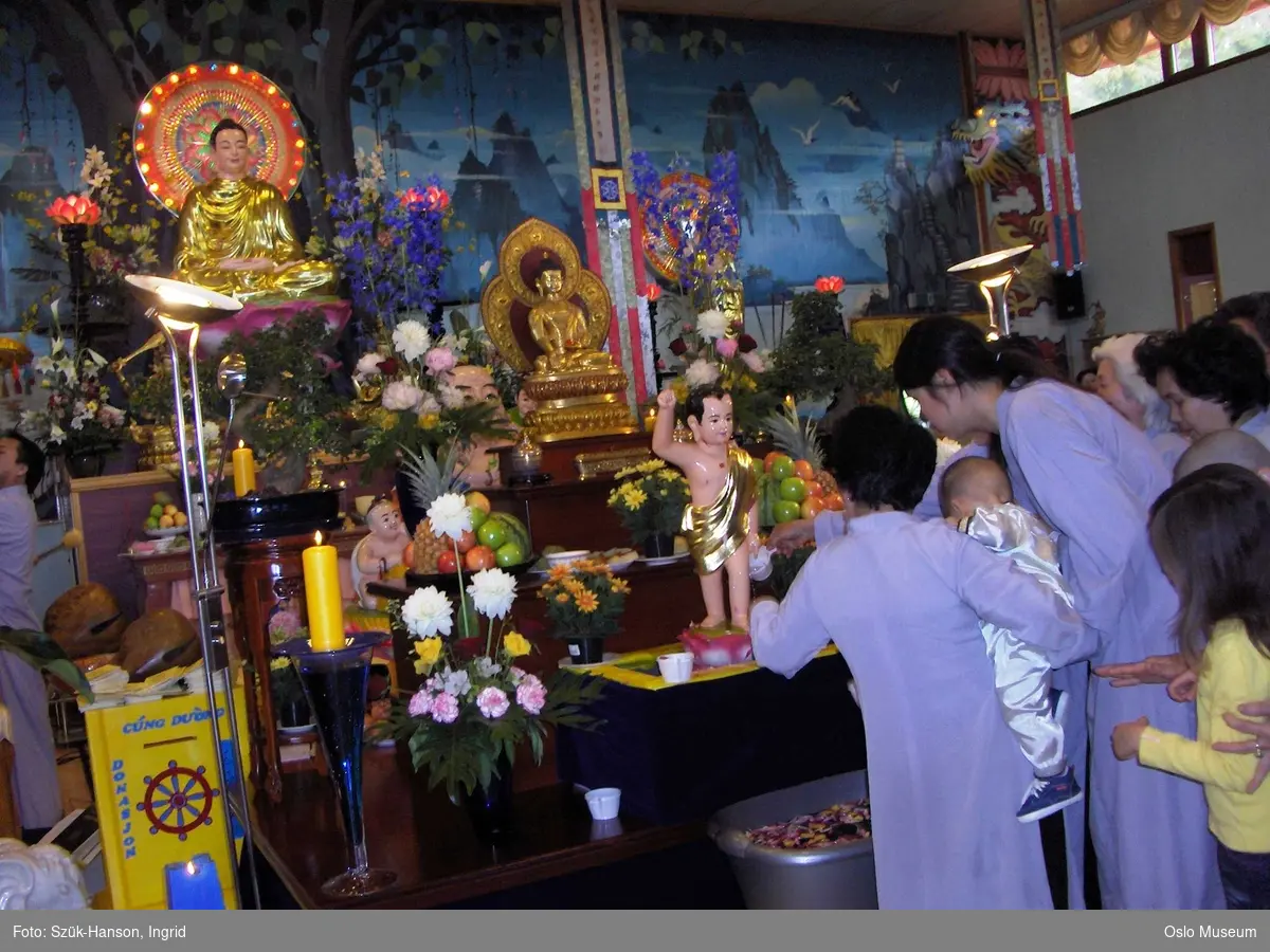 Buddhisme, Khuong Viet tempelet, Vesak feiring, eksteriør, interiør, seremoni, kvinne, mann, barn, munk, guder, alter, blomster, lys, frukt