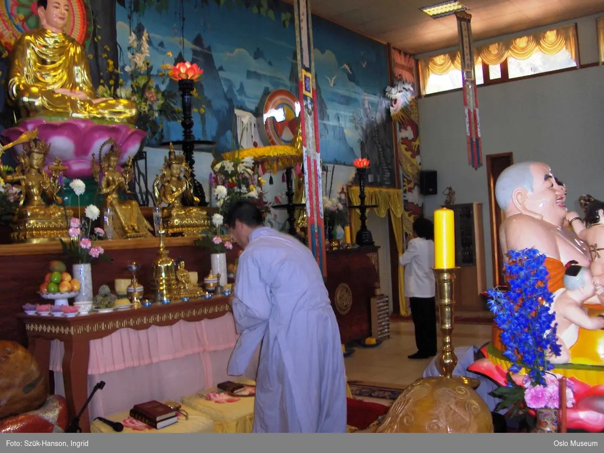 Buddhisme, Khuong Viet tempelet, Vesak feiring, eksteriør, interiør, seremoni, kvinne, mann, barn, munk, guder, alter, blomster, lys, frukt