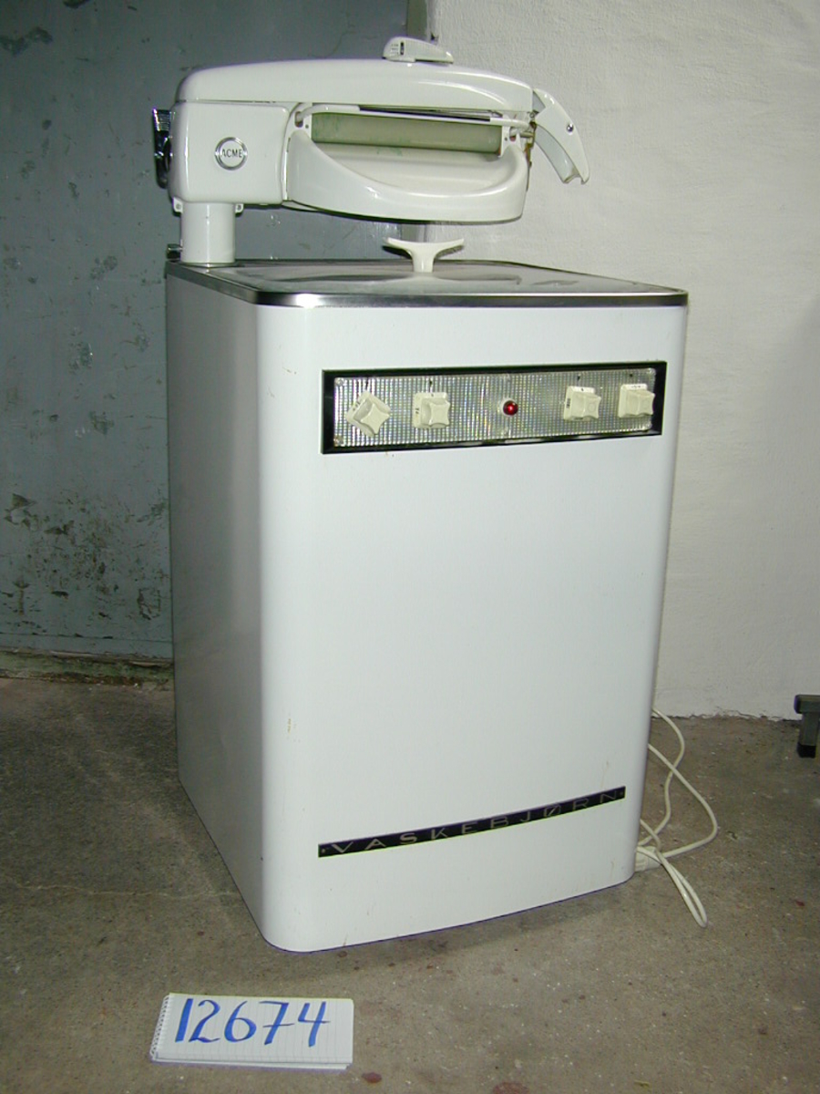 ACME vaskemaskin med rulle, elektrisk. Form: Tilnærmet kvadratisk tverrsnitt.
