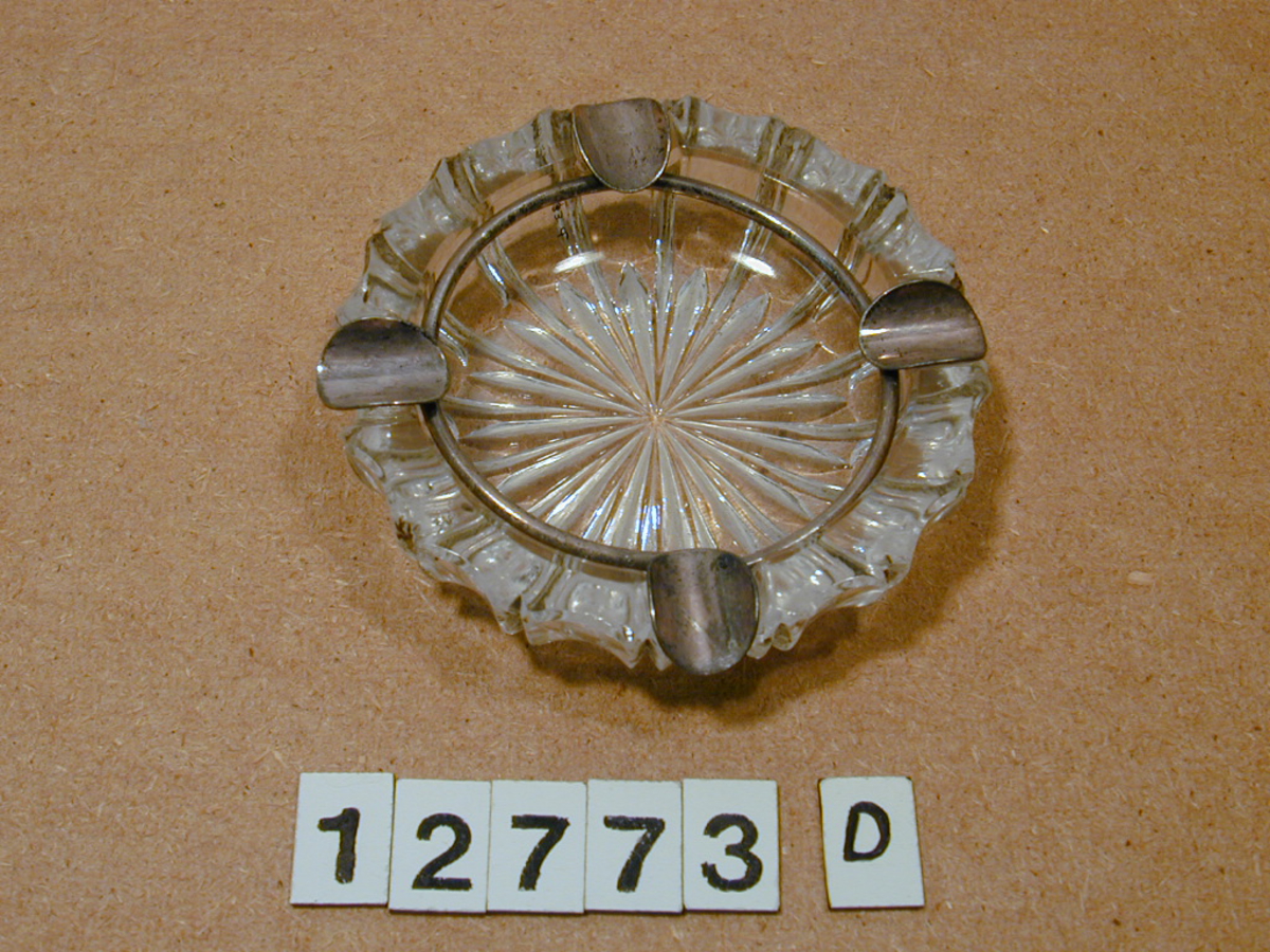 Form: Fire askebeger med sirkulært tverrsnitt, ett askebeger med kvadratisk tverrsnitt.
