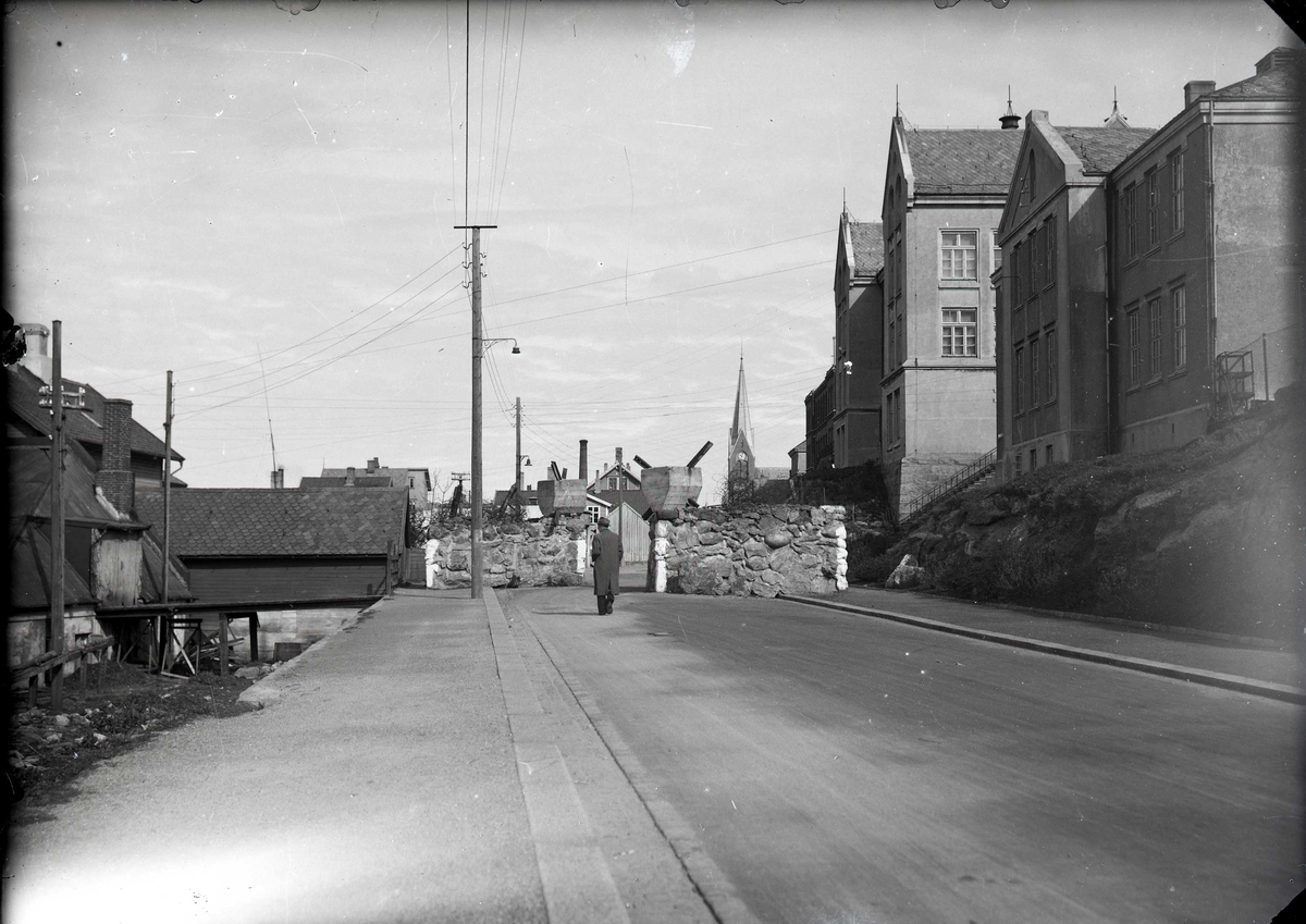 Tyske tanksperringer i Skåregt. Til h. på bildet Sjømannskolen. I bakgrunnen til h. ses Vår Frelsers kirke.