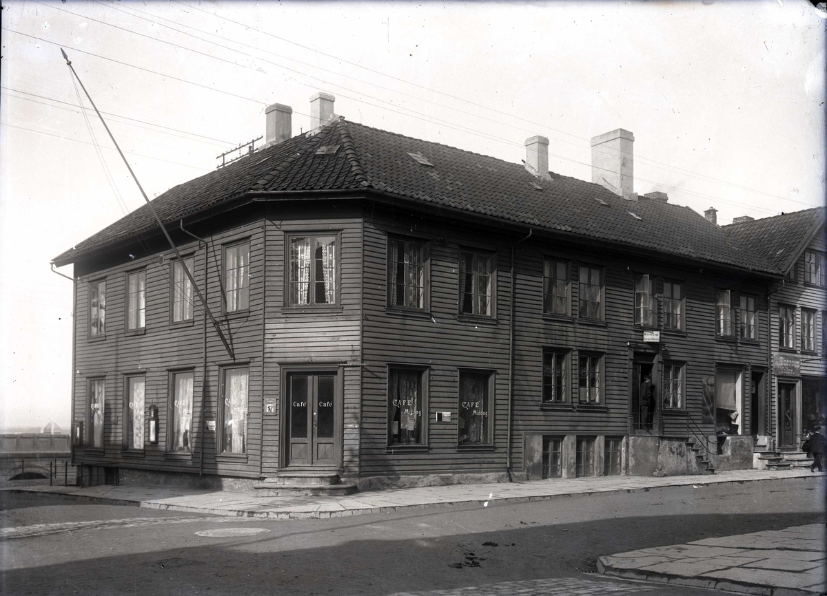 Haugesund Handelstandsforening i Strandgt. 178. Fotografert fra sørøst.
Huset ble revet i 1913 for å gi plass til Handelstandens nåværende bygning.