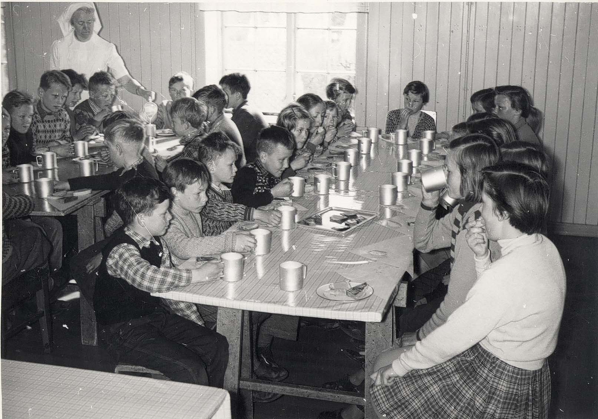 Skolefrokost - Lillesund skole. - Haugalandmuseet / DigitaltMuseum