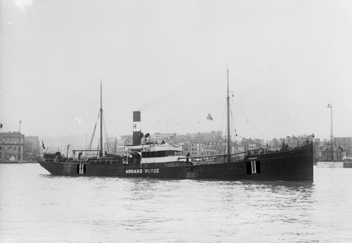 Dampskipet D/S "Annaho" fra Haugesund ved en by. "Annaho" gikk i nord-europeisk frakt.