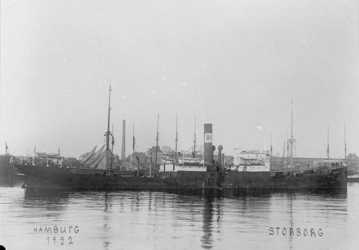 Dampskipet D/S "Storborg" ved Hamburg i Tyskland.