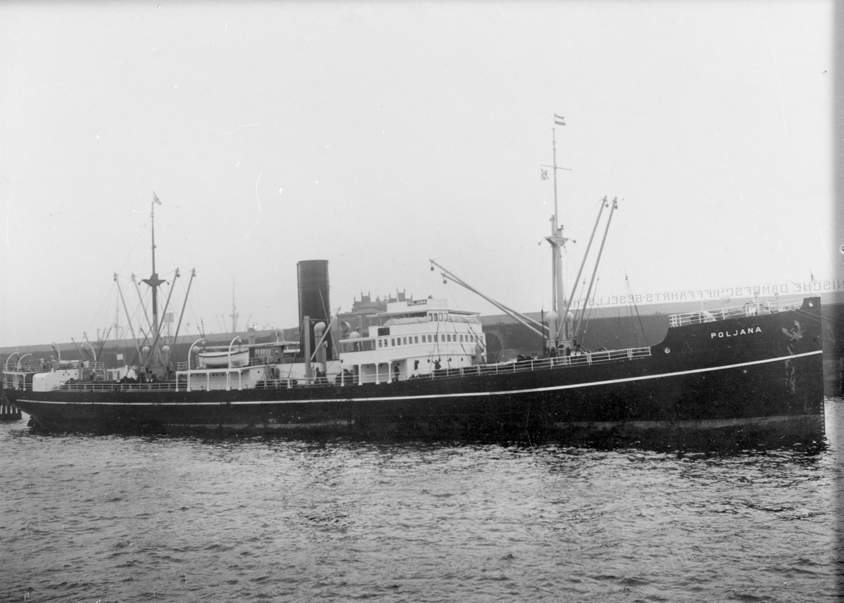 Dampskipet D/S "Poljana" ved en tyskspråklig by.  "Poljana" var beskjeftiget i Den Skandinaviske Syd Pacific Linje.