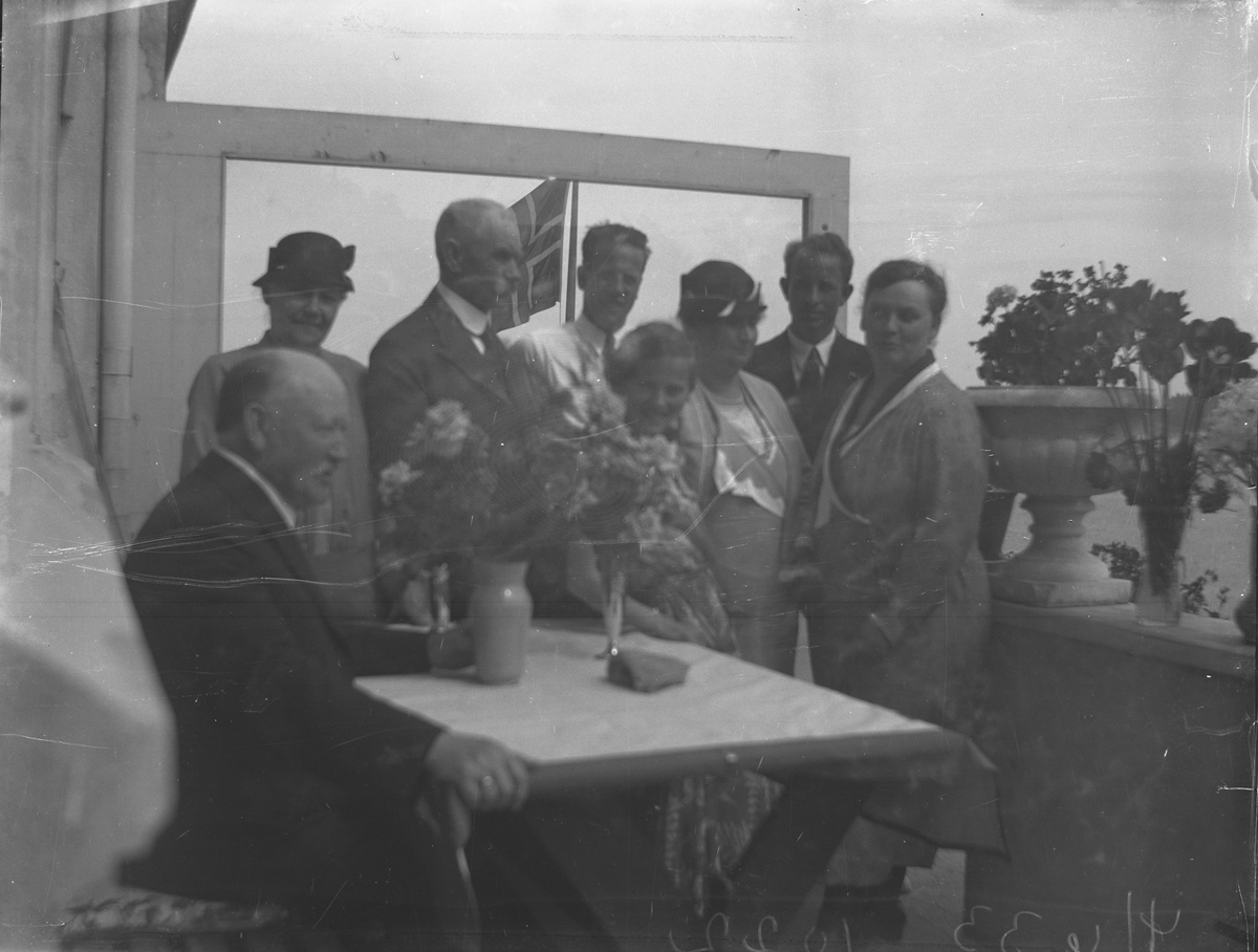 Åtte personer på verandaen hos Lyng Olsen i Parken 4 Juni 1933. Kragerø