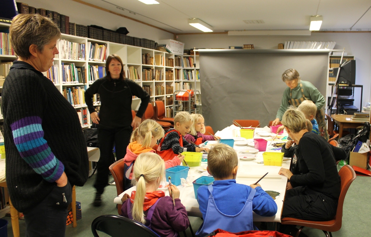 Aktivitetsdag på Berg-Kragerø Museum 8.10.2014. Høstferien.
Barn maler, spiser og drar i tau.