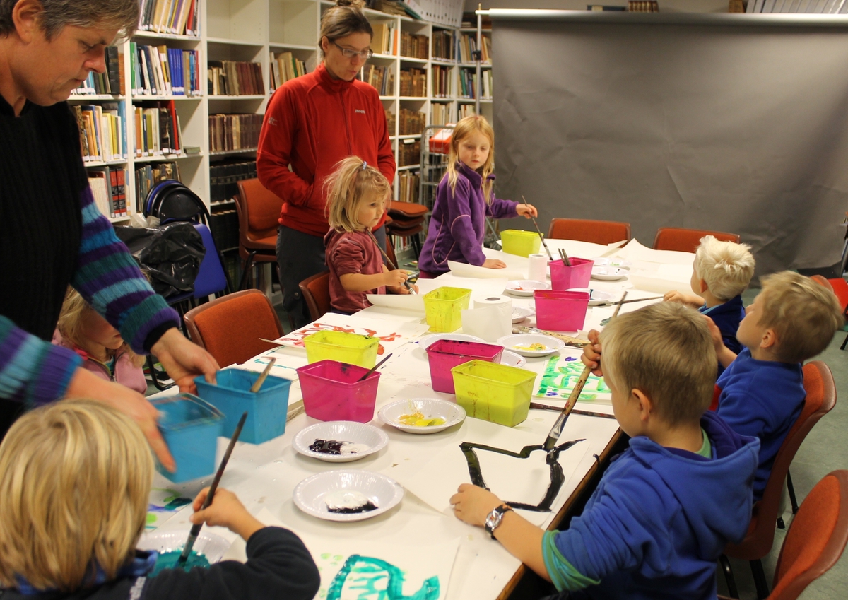 Aktivitetsdag på Berg-Kragerø Museum 8.10.2014. Høstferien.
Barn leiker,  maler, kaster bocca, kaster ringer, og hopper i sekk.