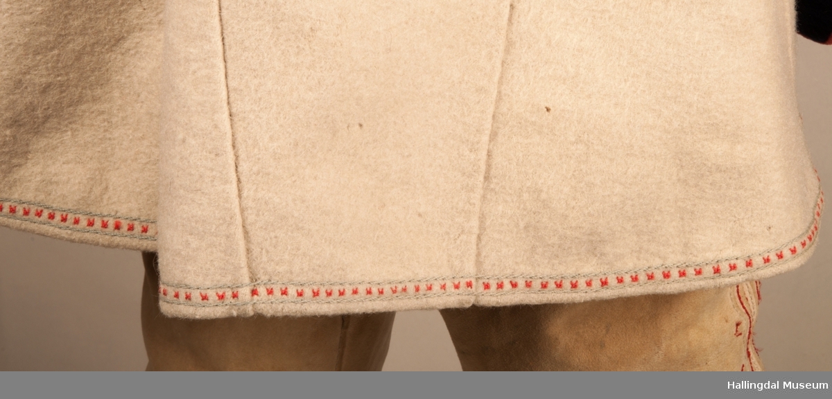 Brudgomsdrakten er satt sammen av mange plagg deriblant rød lang vest HFN 3516,kvit trøye HFN 3515, HFN 03086 hatt, HFN 01911 a-b sokkeband m.fl
.