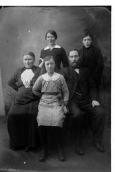 Studioportrett av fem personer i helfigur.