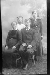 Studioportrett av en mann og kvinne med to unge piker.