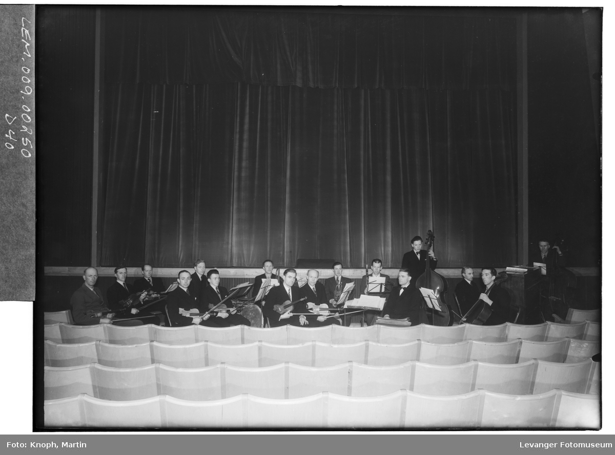 Symfoniorkesteret i Kinosalen på Steinkjer, 1952.  IV