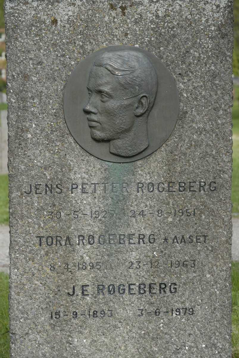 Gravstein, gravmonument over famlilien Røgeberg. Bl. a. Jens Petter Røgeberg, født 30. 05. 1927 - død 24. 08. 1951
