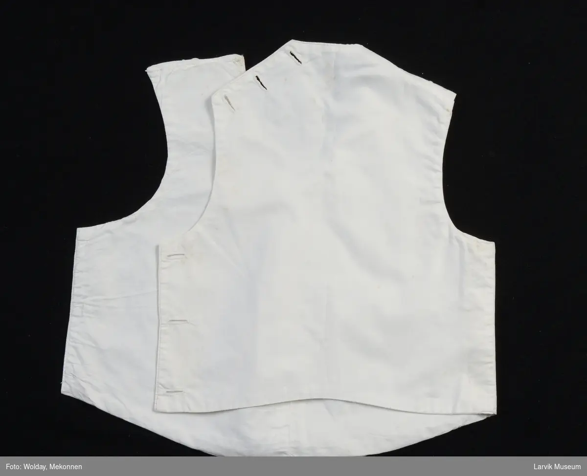 Form: forstykke av hvit silke med pletter,fór og
