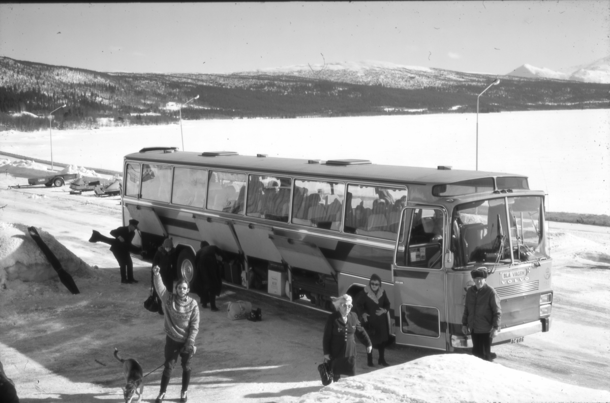 Bussen gör ett kort uppehåll vid Turisthotellet i Tärnaby för att
släppa av en del passagerare.