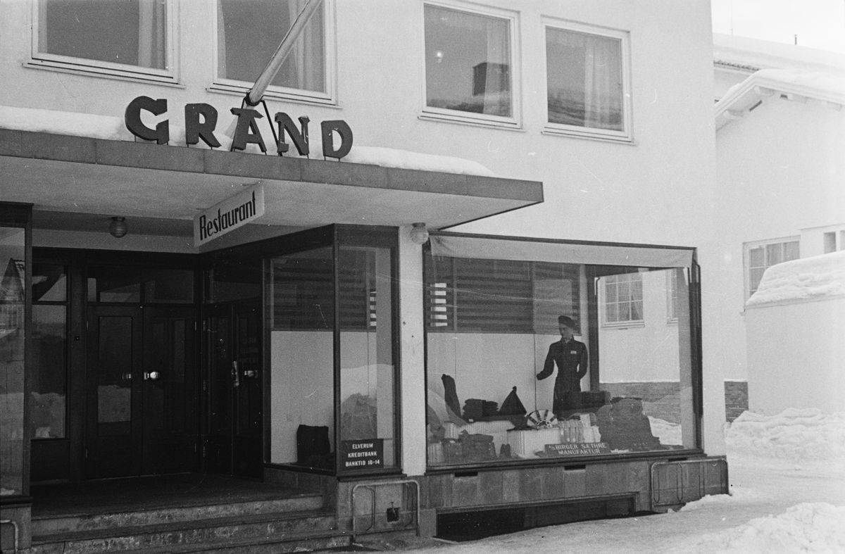 Butikkvindu, Birger Sæthre Manufaktur. Inngangsparti, Grand Hotel. Leiret, Elverum. 
