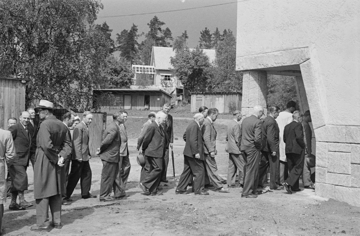 Politikere på befaring i Elverum folkebibliotek, 1956.