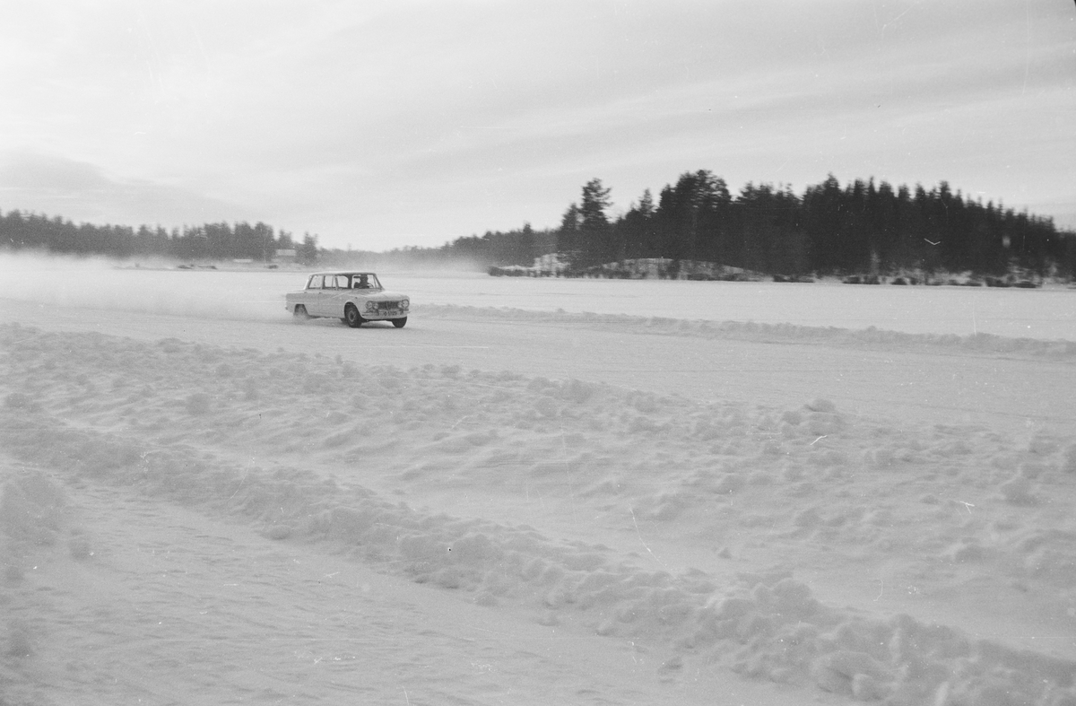Billøp på Lisjøen i februar 1963.
 Elverum.
Ove Larsen, Elverum.