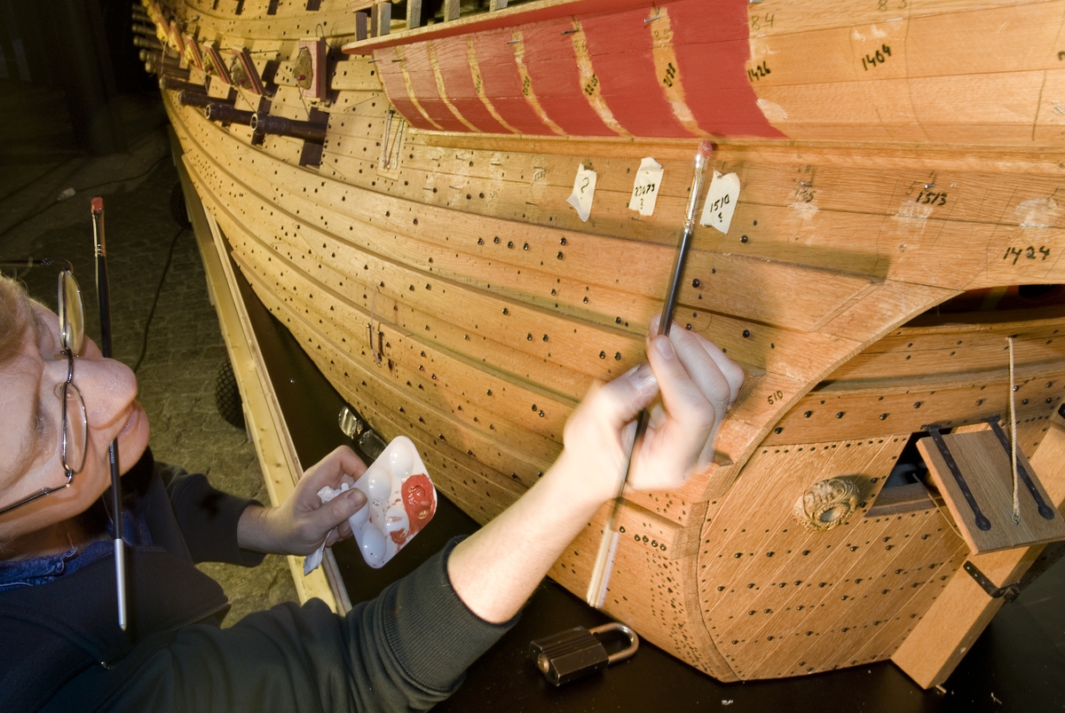 Vasa-modellen i skala 1:10 målas. Modellbyggare Jan Claesson i arbete ...