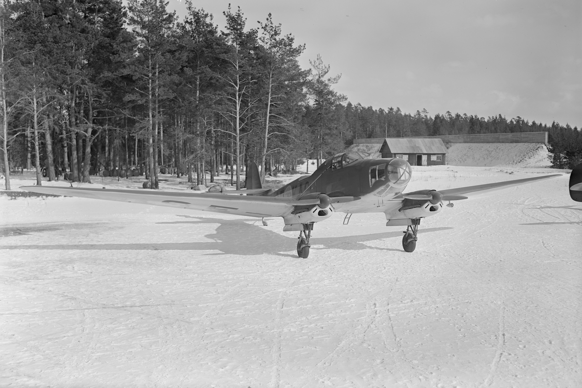 Kartverkets flygplan typ P 6 med registreringsbeteckning SE-KAC, vintertid. Flygplanet sett framifrån.