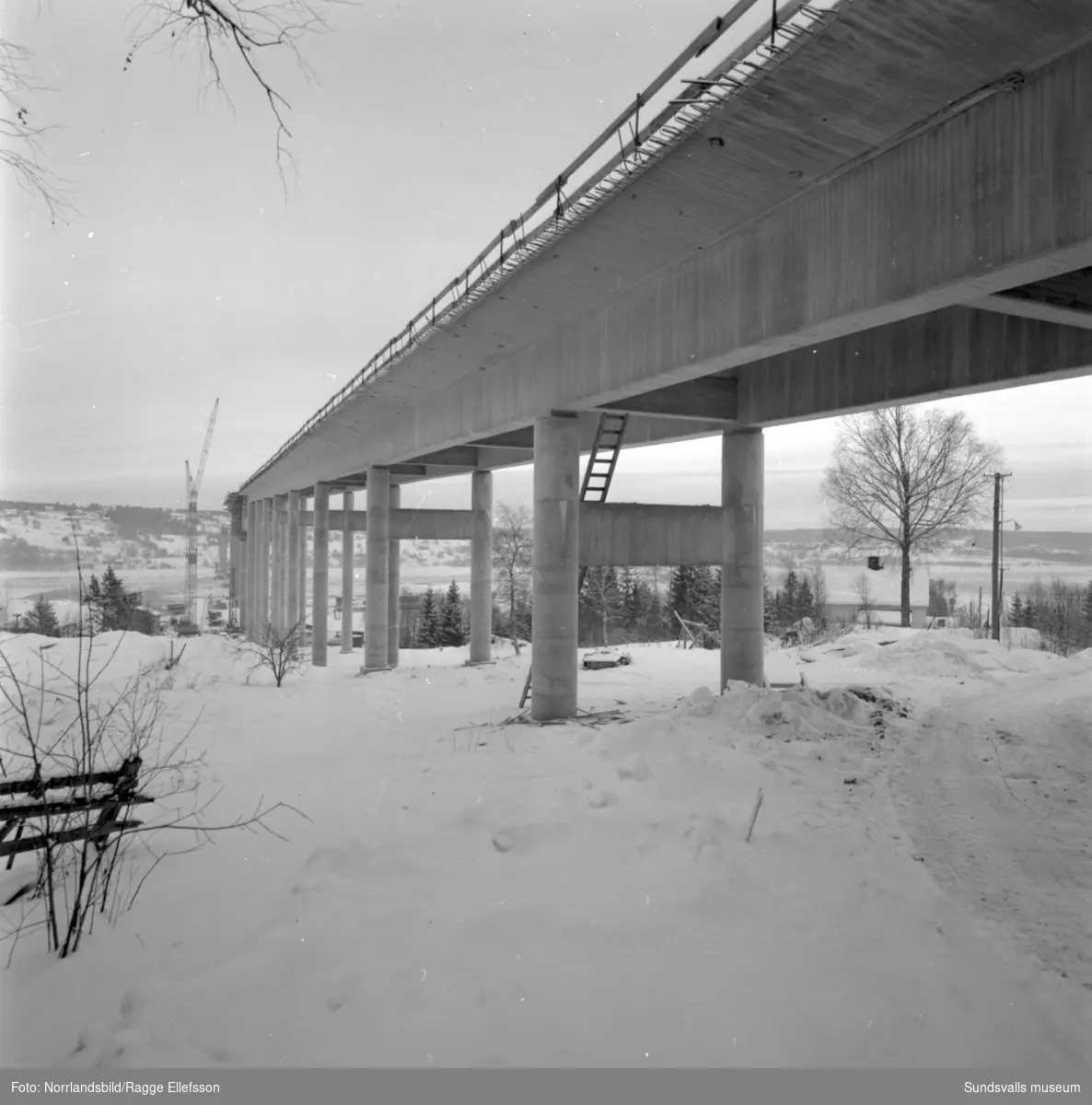 Bygget av Alnöbron, fotograferat för annonsbyrån Ervaco och tidningen Bileko.