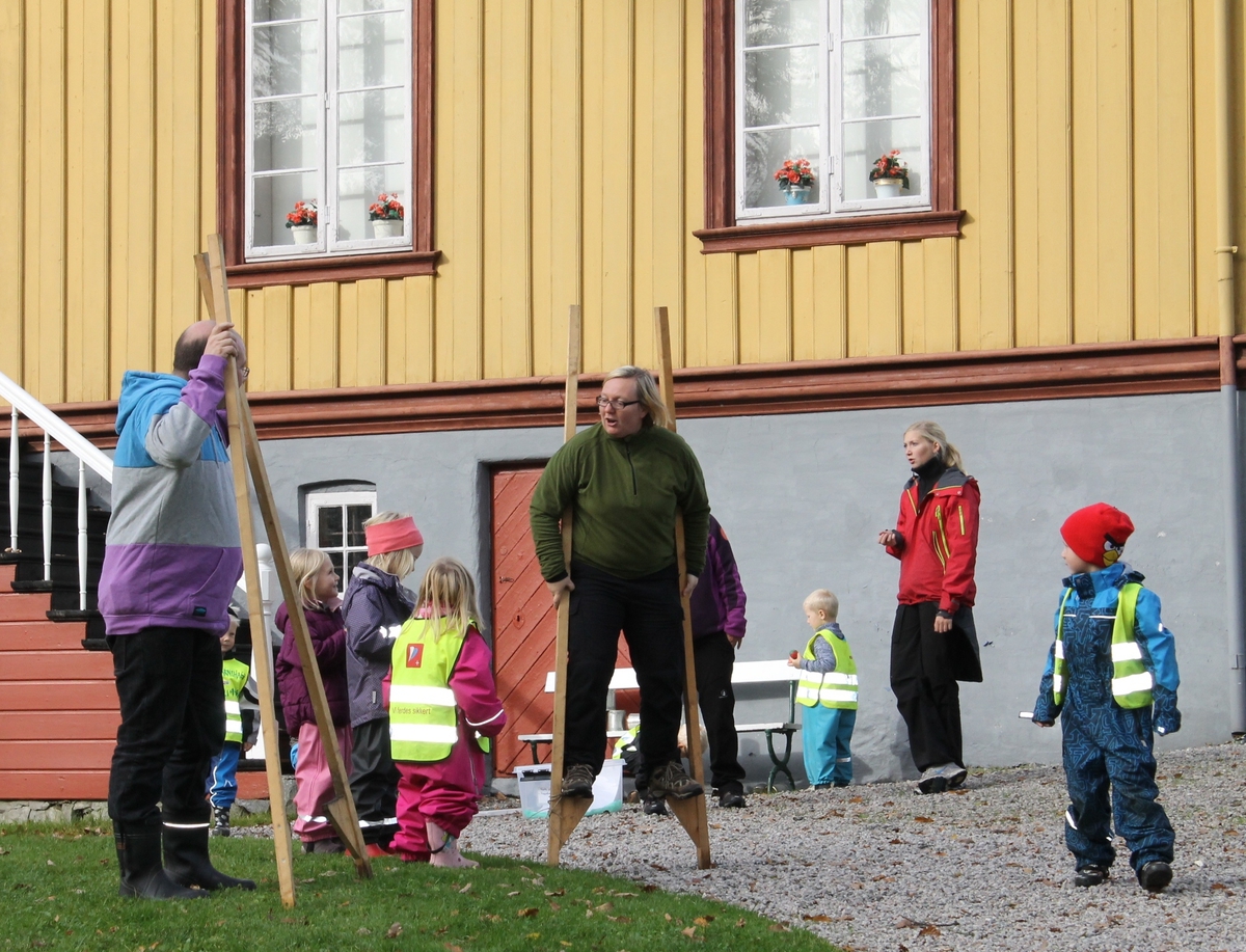 Aktivitetsdag på Berg-Kragerø Museum 9.10.2013. Aktiviteter som ringkast, hoppe i sekk, brette fly, male, tautrekking og ågå på stylter synes barna var morro.