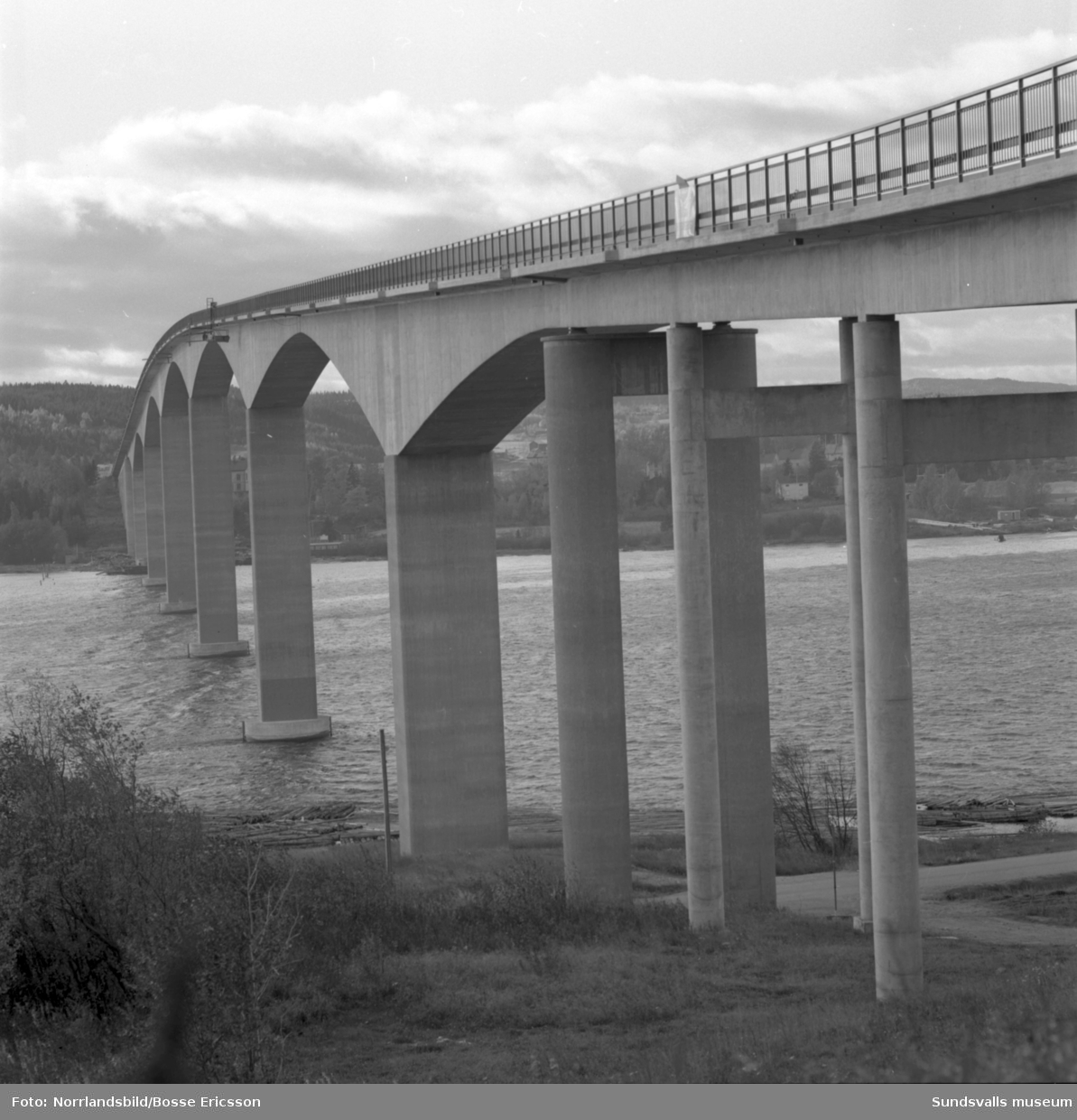 Alnöbron - en knapp månad innan invigningen.