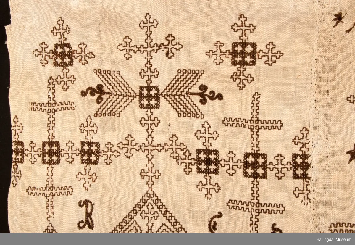 Antar at det er brukt til å pynte rundt vinduer, skap og åkler til jul før juletreet ble tradisjon.  Beskrevet som sendingplagg og kurvplagg.