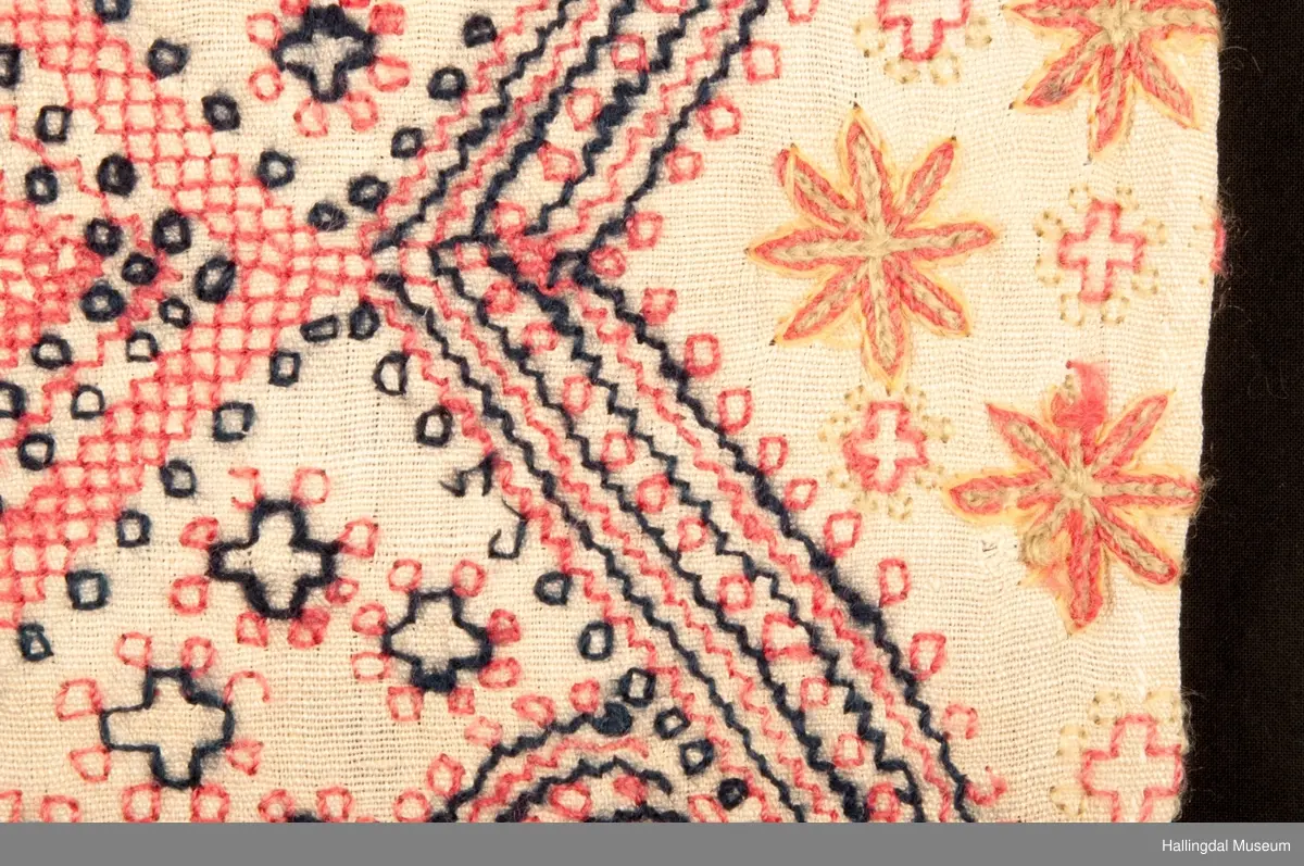 Broderiet er som broderiene på HFN 03537, samme signatur brodert på begge.
Opplysning fra gml. protokoll "kurvplagg".
Seinere beskrevet som "sendingplagg".