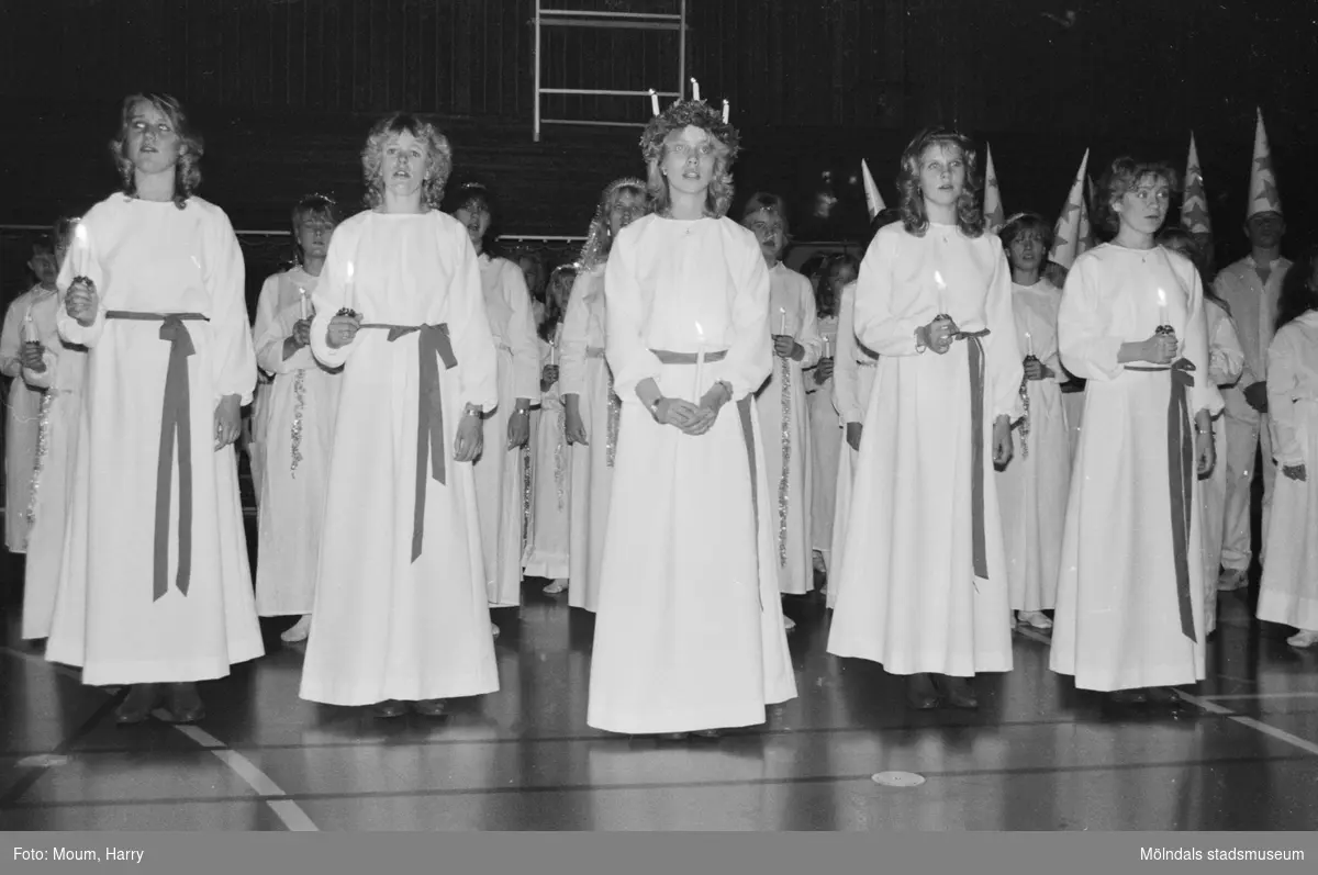 Luciafirande på Ekenskolan i Kållered, år 1984.

För mer information om bilden se under tilläggsinformation.