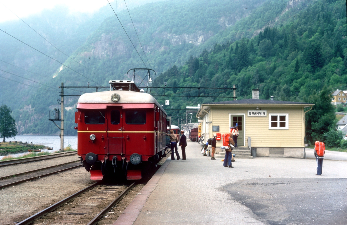 Hardangerbana. Granvin stasjon. Tog til Voss. NSB elektrisk motorvogn BM 64 05.