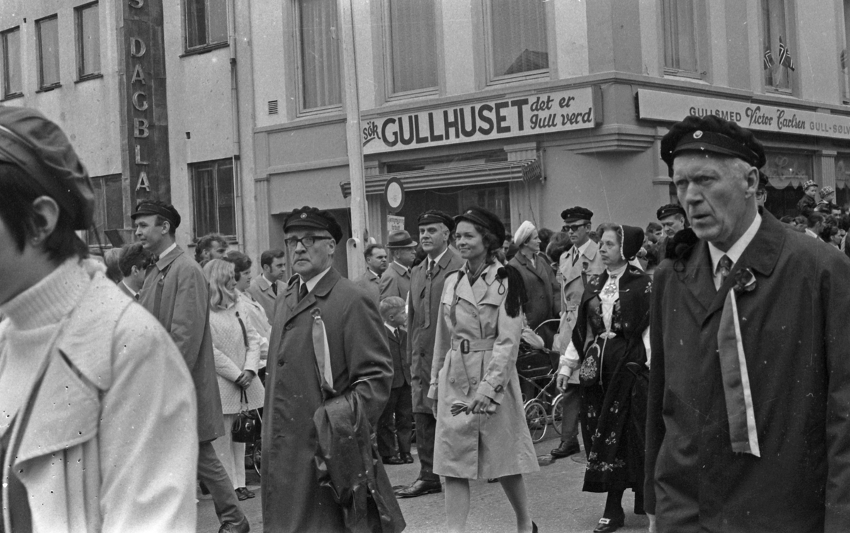 17. mai - 1971.   Del 7 av 7.  Dagens taler. Folkeliv, korps, barne-, folke- og russe-tog. Kransenedleggelse.