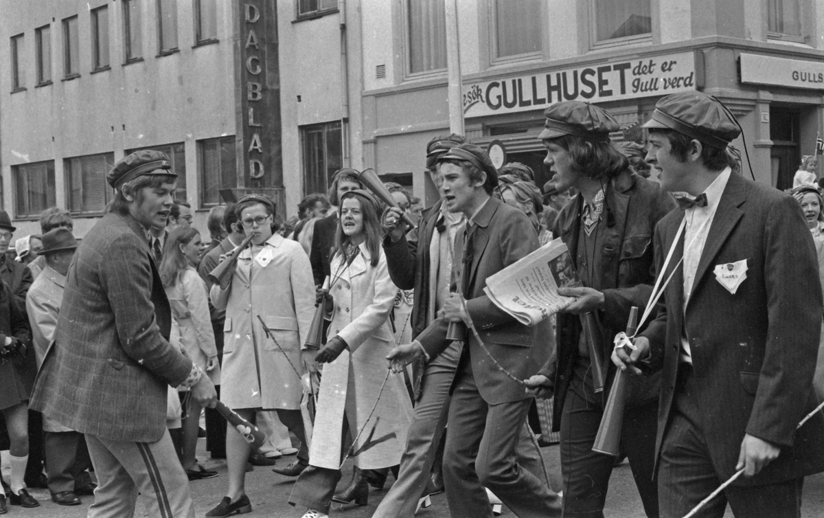 17. mai - 1971.   Del 7 av 7.  Dagens taler. Folkeliv, korps, barne-, folke- og russe-tog. Kransenedleggelse.