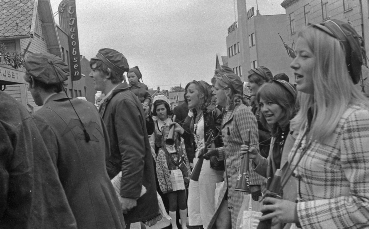 17. mai - 1971.   Del 7 av 7.  Dagens taler. Folkeliv, korps, barne-, folke- og russe-tog. Kransenedleggelse.