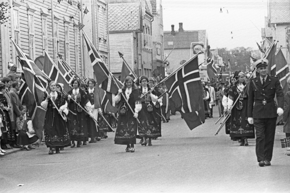 17. mai - 1970. Del 2 av 4. Kransenedlegging, roing, barne- og folke-tog.