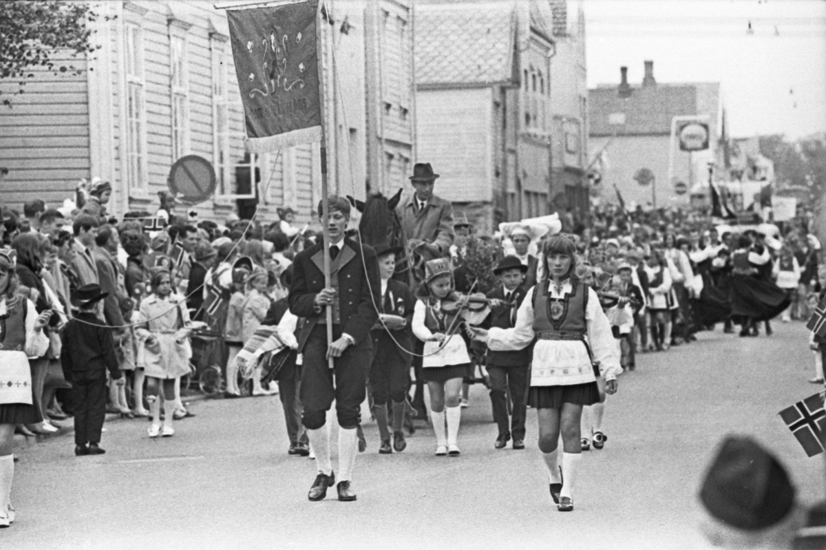 17. mai - 1970. Del 2 av 4. Kransenedlegging, roing, barne- og folke-tog.