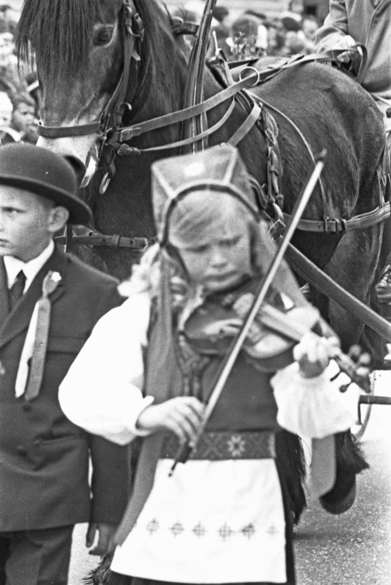 17. mai - 1970. Del 2 av 4. Kransenedlegging, roing, barne- og folke-tog.