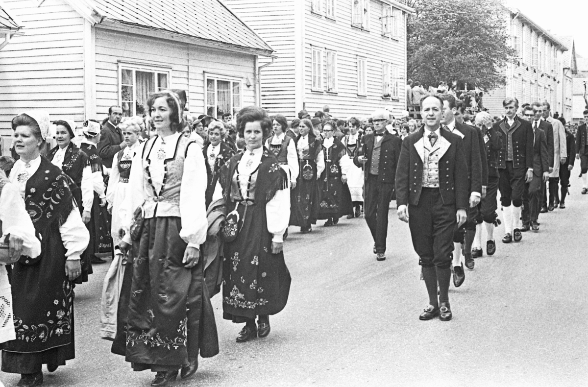 17. mai - 1970. Del 2 av 4. Kransenedlegging, roing, barne- og folke-tog.