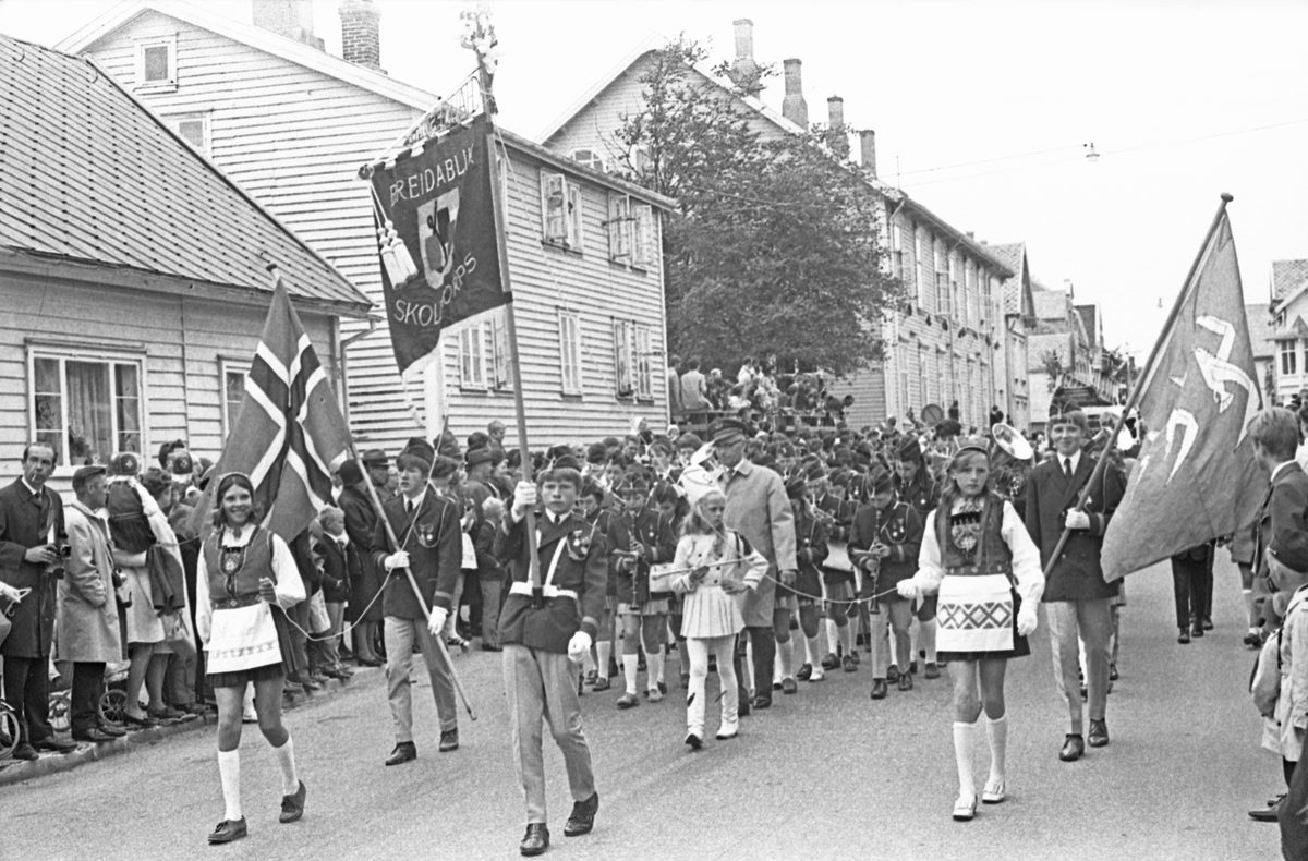 17. mai - 1970. Del 2 av 4. Kransenedlegging, roing, barne- og folke-tog.