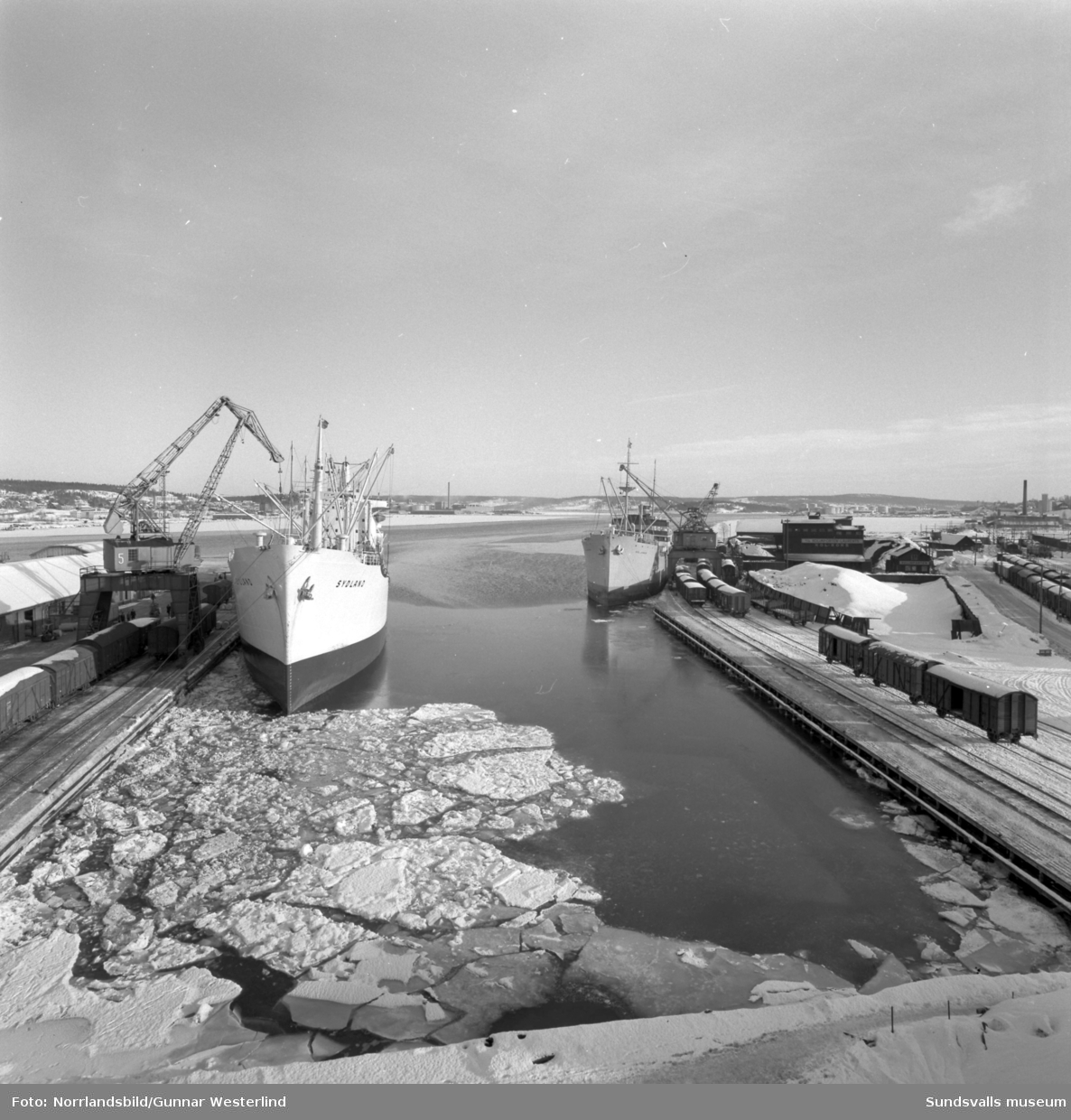 Fartygen Sydland och Axel Jonsson i Sundsvalls hamn.