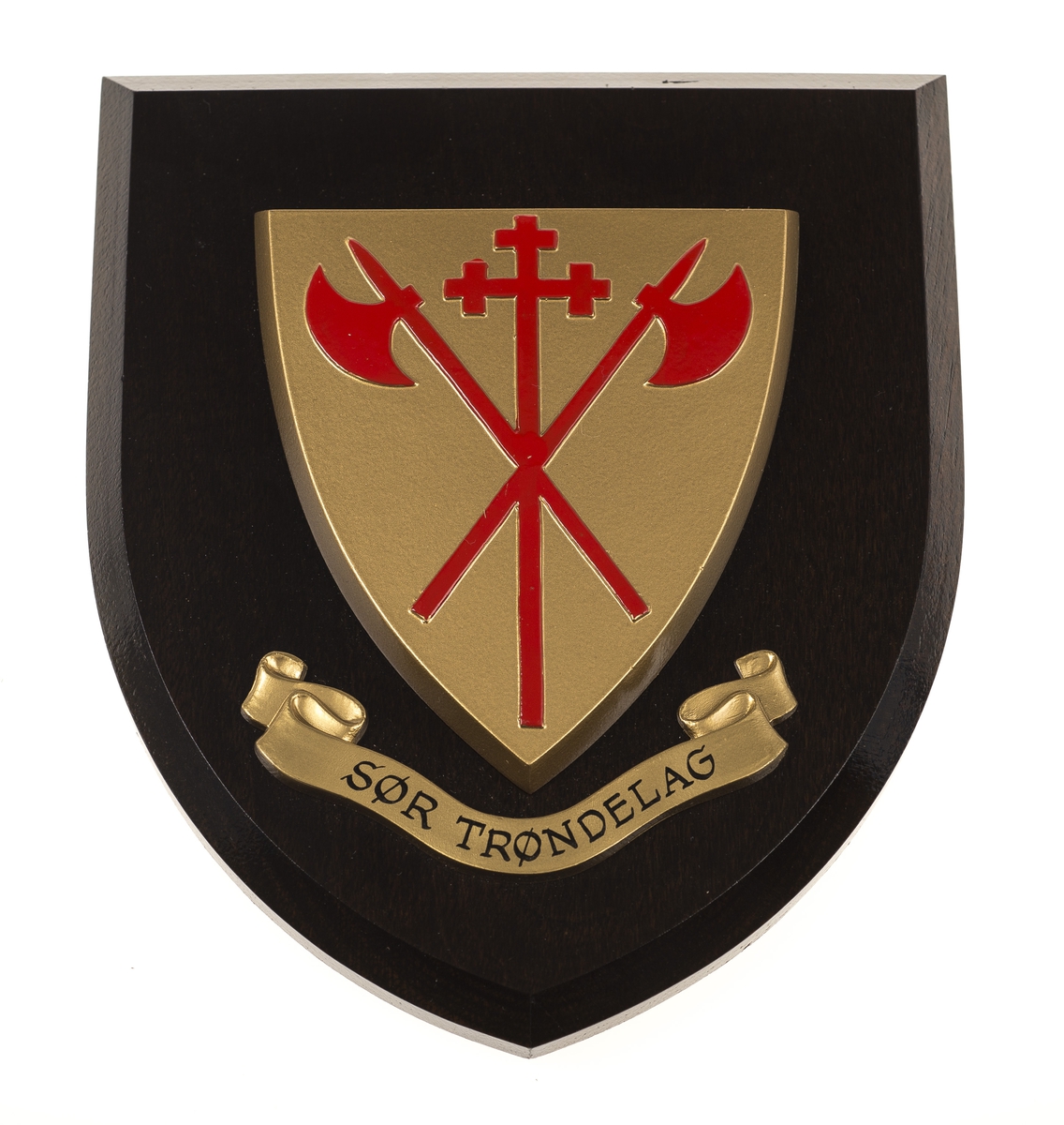 Sør- Trøndelags fylkesvåpen for oppheng på vegg. Fylkesvåpenet har to korslagte røde økser belagt med en rød korsstav mot en gull bakgrunn; gjengir erkestolens våpen 1475–1510.