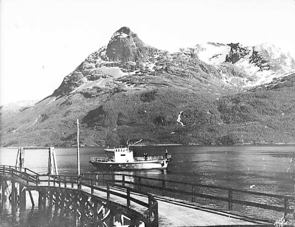 Fergekai Øyjord Ferge Tøttatoppen i bakgrunnen