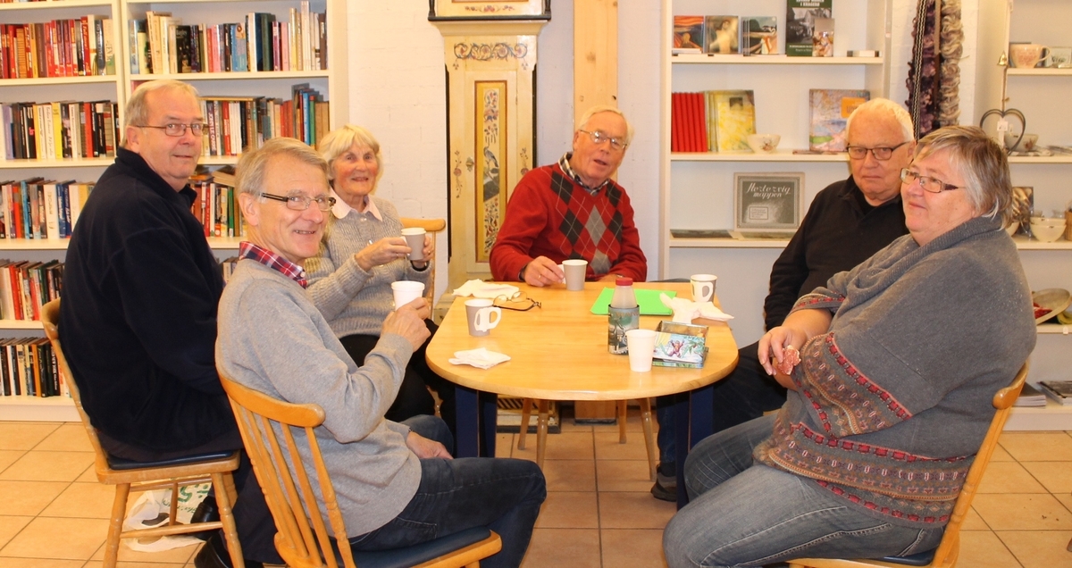 Bergsvenner jobber veldig for å få alle bøkene på plass, 08.10.2014.
Astrid, Petter, Barry, Edith og Thor tok kaffe pause når Bernhard Åby kom på besøk. Reidun registrerer bøker og Elin bilder. Mange i arbeid.
