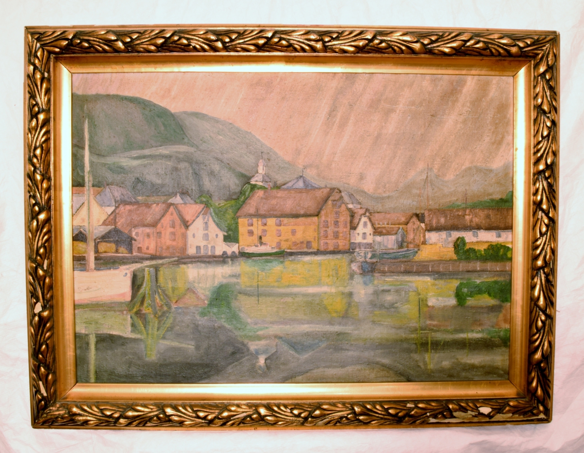 Prospekt av Flekkefjord. Maleriet viser en del av havnen med trehusbebyggelse og bakenforliggende fjell.