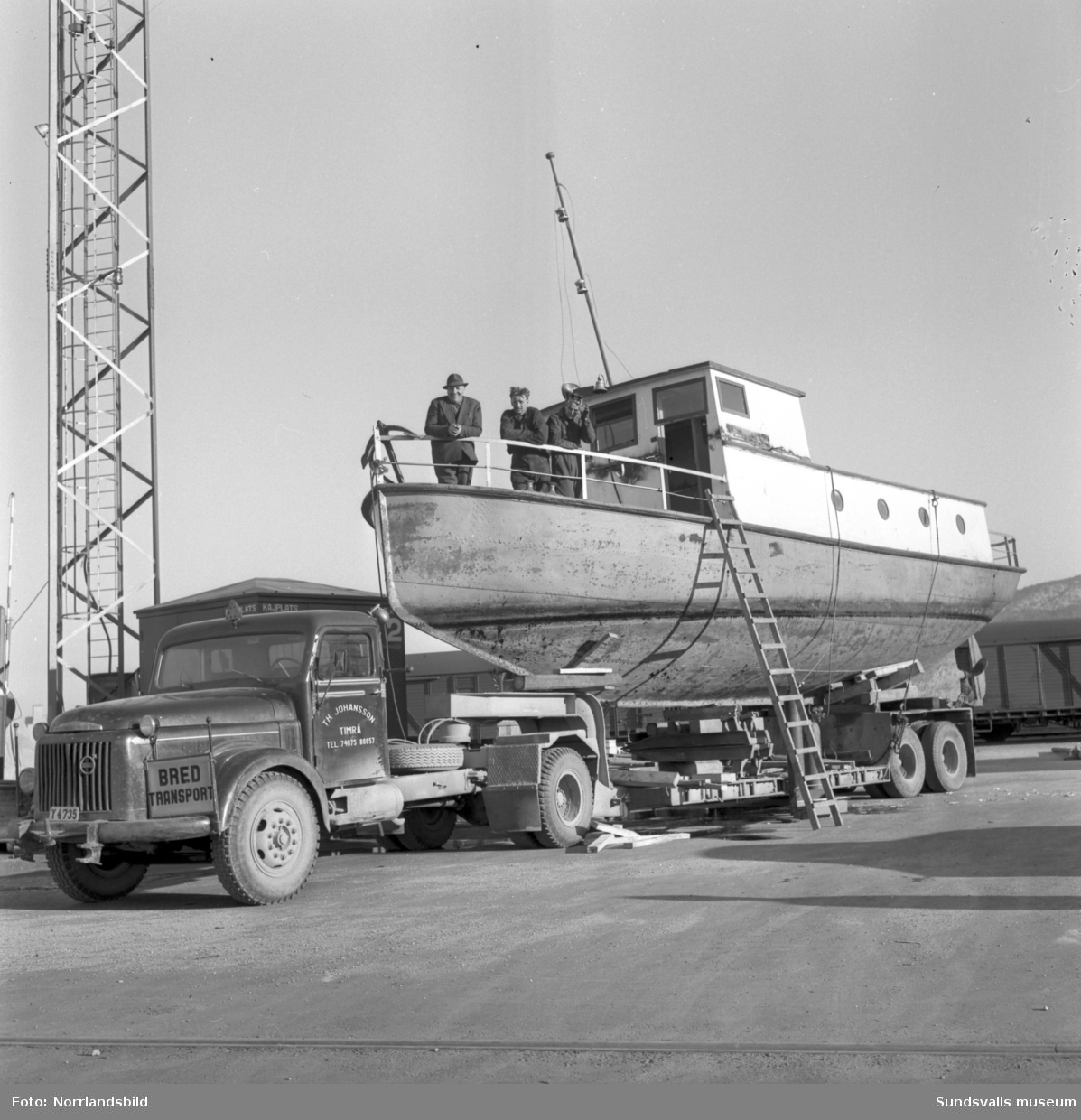 Transport av bogserbåt på en lastbil från T.H. Johansson, Timrå.