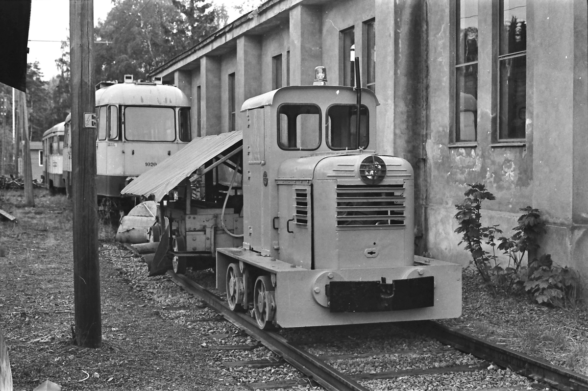 Ekebergbanen, Oslo Sporveier. Holtet vognhall. Skinnetraktor (diesellokomotiv). Bygget av Levahn. I bakgrunnen vogn 1020, som var ute av drift.